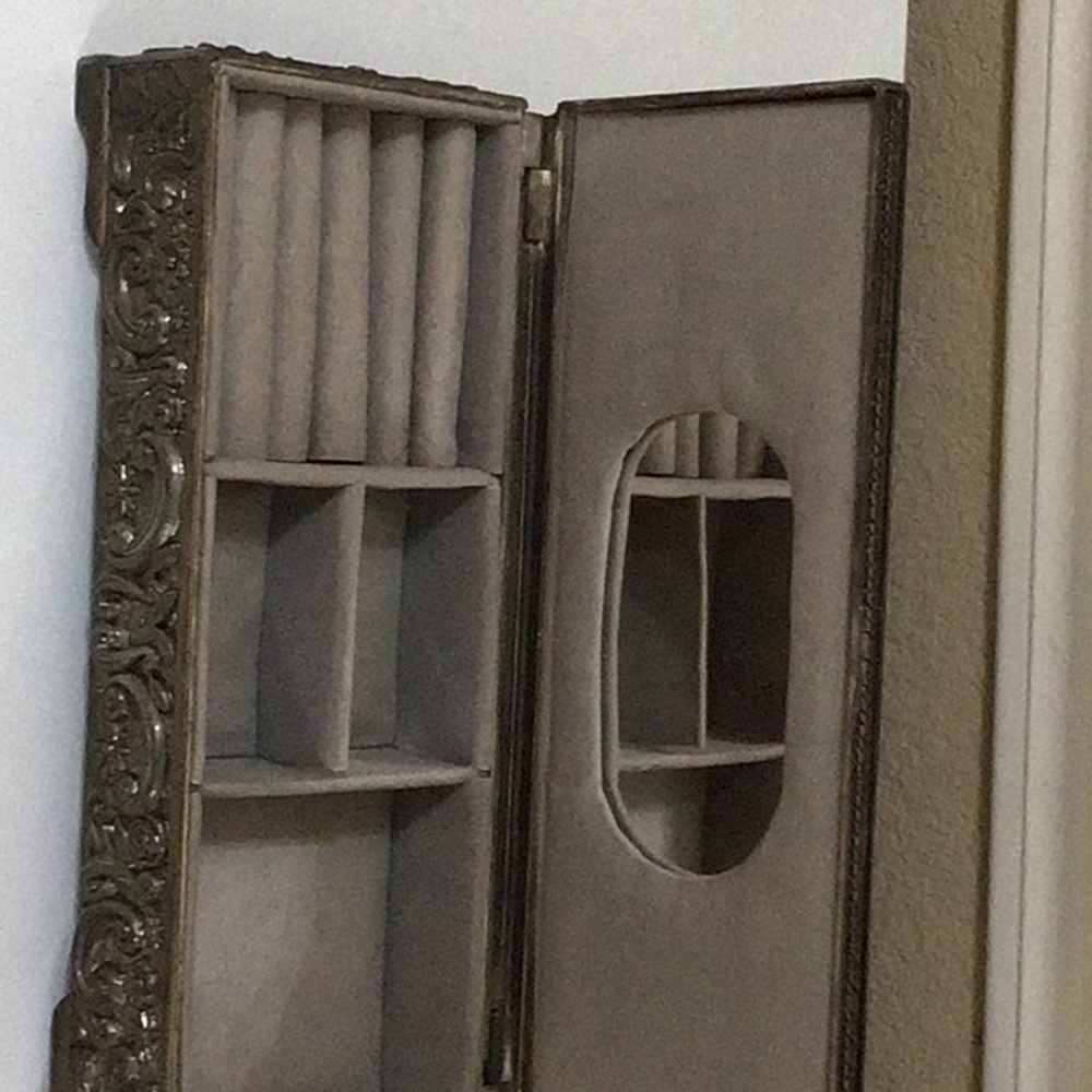 Silver Rectangular Jewelry box - Picture 2 of 4